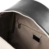 Mochila negra de símil cuero con diseño acolchado con el logo de XL Extra Large bordado en la parte frontal. Tiene acceso con cierre, un bolsillo externo con cierre y bolsillos internos (uno con cierre y dos abiertos). La correa es regulable y los herrajes son plateados. El interior está forrado en tela de algodón y poliéster.