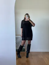 Conjunto de remera de tul negra con vestido strapless negro.