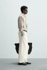 Camisa relaxed fit confeccionada en tejido con mezcla de algodón con tacto suave. Cuello solapa y manga larga acaba en puño con botón. Bolsillo plastrón en pecho. Cierre frontal de botonadura.