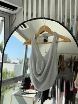 Top plateado con brillos, escote drapeado y espalda descubierta.