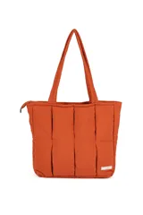 Bolso shopper color naranja con diseño acolchado y cierre superior.