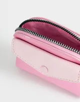 Monedero pequeño de cuerina bicolor, negro y blanco, con bolsillo frontal con broche y cierre superior con tirador de cordón. Incluye correa fina para colgar.