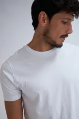 Remera blanca de algodón con cuello redondo y mangas cortas.