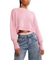 Suéter rosa de punto acanalado con silueta holgada y recortada, escote simulado, costuras definidas y mangas ligeramente exageradas.