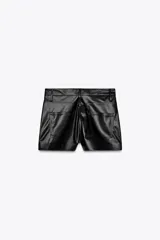 Falda pantalón corta negra de tiro alto con bolsillos delanteros y traseros.