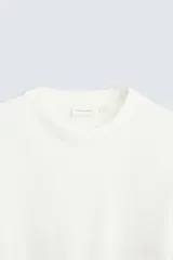 Camiseta color blanco hueso de algodón, corte recto y mangas largas.