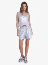 Chaleco sastrero plateado de poliéster con botones y forro interior.