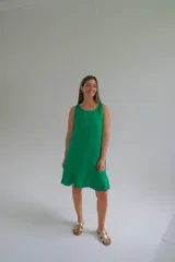 Vestido midi verde con escote redondo y volado en el ruedo.
