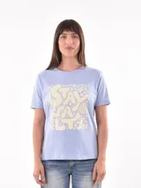 Remera blanca de algodón con estampado de limones y texto en azul.