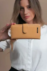 Billetera larga color camel con presilla y broche a presión. Interior con visor, tarjeteros y bolsillos. Compartimento posterior con cierre metálico, incluye bolsillos y monedero con cierre.