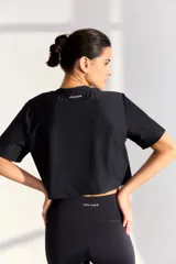 Remera deportiva corta de color negro, con cuello redondo y mangas cortas. Ideal para actividades físicas.