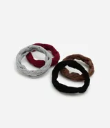 Set de cuatro gomitas de pelo tejidas en colores borgoña, marrón, gris y negro.