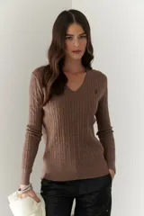 Sweater marrón de punto con escote en V y mangas largas.