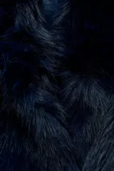 Abrigo corto azul marino de piel sintética, con cuello solapa y manga larga. Tiene bolsillos laterales ocultos en la costura, forro interior combinado y cierre frontal con gancho metálico forrado.