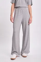 Pantalón ancho de lanilla color beige con textura acanalada.