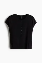 Saco corto negro en punto acanalado fino de mezcla de viscosa. Modelo entallado de manga corta con cuello redondo y cierre de botones.