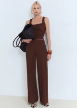 Pantalón largo de corte recto color marrón.