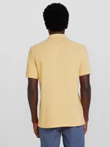 Camiseta tipo polo de manga corta, color azul oscuro, con cuello y tapeta de dos botones.