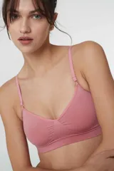 Soutien de microfibra sin costuras color marrón, con breteles regulables y espalda entera.