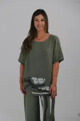 Blusa verde militar de lino con corte recto, mangas cortas y detalle estampado en el ruedo.
