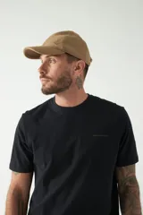 Remera negra de algodón con logo de la marca en el pecho.