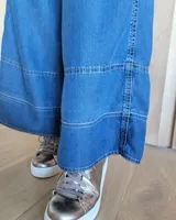 Pantalón de denim azul claro, con corte amplio y cintura alta.