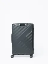 Valija de viaje rígida de 24 pulgadas en color gris oscuro con diseño de líneas diagonales en relieve. Cuenta con cuatro ruedas con giro de 360°, asa telescópica ajustable, asa de mano lateral y sistema de seguridad con combinación.