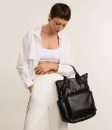 Mochila deportiva grande color negro, confeccionada en material sintético. Posee correa de mano y asas para la espalda, bolsillos funcionales y cierre por cremallera.