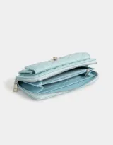 Billetera negra de cuerina con diseño acolchado, formato fichero, bolsillo frontal con broche y botón, cierre superior circundante y monedero interno con cierre.
