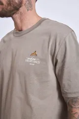 Remera blanca de algodón con cuello redondo y logo pequeño estampado en el pecho.