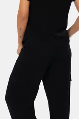 Pantalón cargo color beige de lino con bolsillos laterales y cintura elastizada.