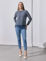 Blusa de gasa estampada a rayas verticales blancas y negras, marca Sioni. Espalda con abertura y botón. Manga larga con puño y botón.