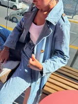 Trench de jean celeste, de corte largo y estilo relajado.