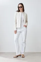 Chaqueta color crudo de eco cuero con detalle de tul calado.