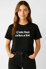 Remera manga corta color rosa con estampado de texto en el frente, de corte holgado y cuello redondo.