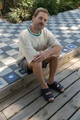 Sandalias con base de corcho y dos tiras anchas de cuero azul con hebillas ajustables.