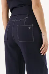Pantalón de lino azul marino de corte recto con cintura alta y cordón ajustable. Presenta costuras en contraste color blanco.