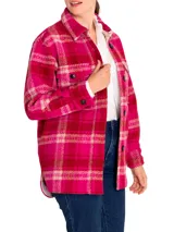 Chaqueta tipo camisa de lana a cuadros color fucsia, rojo y beige, con cuello camisero, cierre frontal con botones, dos bolsillos de parche en el pecho y mangas largas.