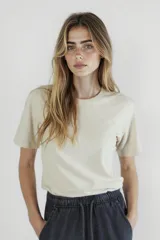 Remera color blanco de corte clásico y mangas cortas.