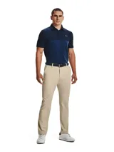 Pantalón de golf color beige con corte entallado, confeccionado en tejido elástico y ligero.