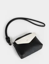 Monedero pequeño de cuerina bicolor, negro y blanco, con bolsillo frontal con broche y cierre superior con tirador de cordón. Incluye correa fina para colgar.