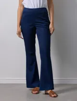 Jegging azul oscuro marca Zac & Rachel con pretina elastizada, bolsillos delanteros y traseros, y terminación bootcut.