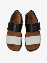Sandalias con plataforma de cuero vacuno, con dos tiras anchas, una negra y otra blanca, con ajuste de velcro.