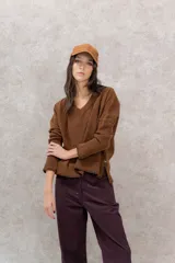 Buzo marrón de tejido de lambswool, con cuello en V y diseño holgado.