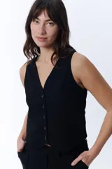 Chaleco corto negro con escote en V y cierre frontal con botones.