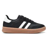 Championes Adidas Samba blancos con detalles en negro y gris. La suela es de goma color caramelo.