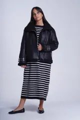 Vestido blanco con rayas horizontales negras, corte recto y mangas cortas.