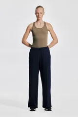 Musculosa deportiva color marrón con espalda nadadora, confeccionada en tejido funcional SoftMove™ y DryMove™ que ayuda a absorber el sudor.