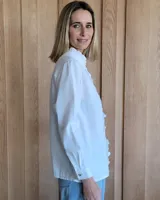 Camisa color crudo con cuello mao y volantes en el frente.