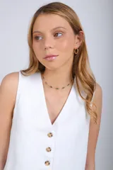 Gargantilla dorada con dije de lágrimas de cristal en tono lila.